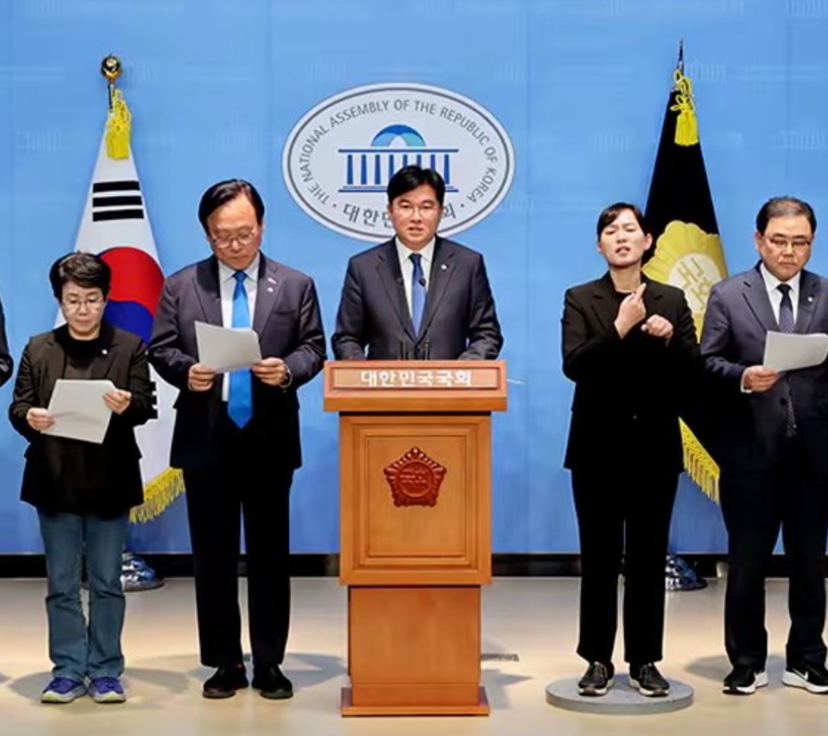 韩国共同民主党和祖国革新党议员准备弹劾大法院院长曹喜大，两党议员已获70多人联署