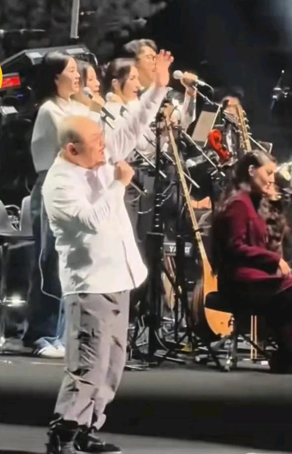 说实话，在同样年龄段时，刀郎唱的川江号子，差了李双江老师10倍不止。
刀郎唱川江