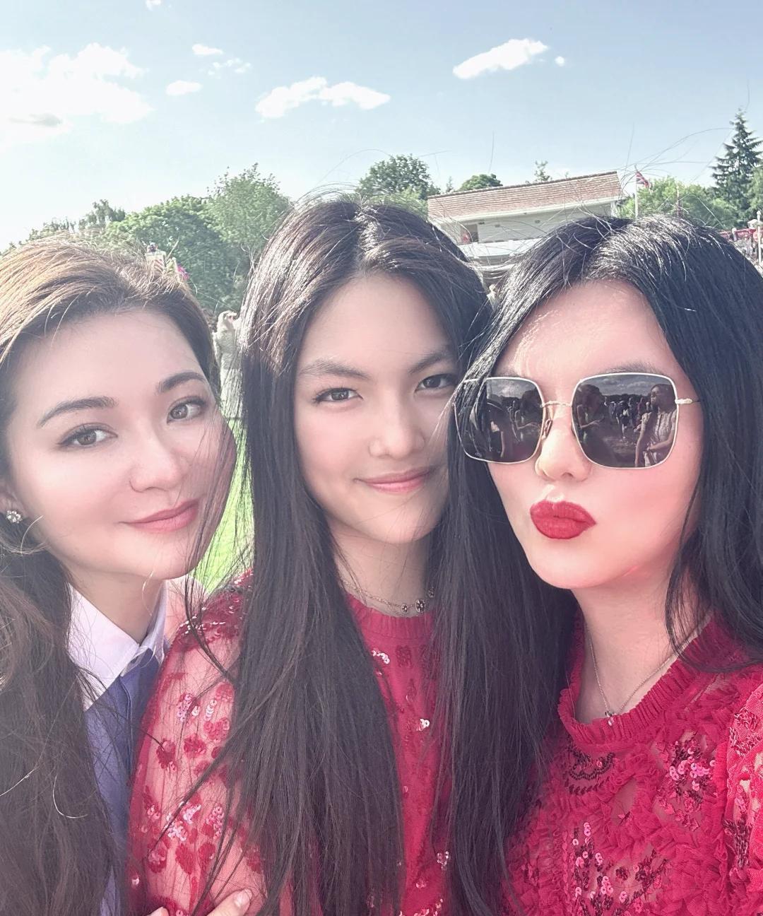 49岁李湘英国看马赛，母女俩穿透视装引热议，被嘲像两个老姐妹
麻烦看官老爷们右上