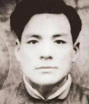1943年，大汉奸林洪洲在路边解手，一个老汉见他孤身一人，直接一锄头把他敲个半死