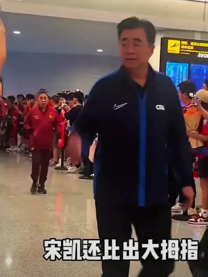 看来我们是“误解”了在重庆接机国足的那波“球迷”了！如今随着真相揭开，原来他们等
