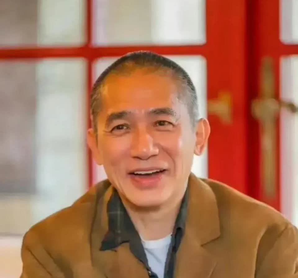58岁的刘嘉玲没有要孩子，一个人居住在上海，而梁朝伟则在日本独居了近30年。有个