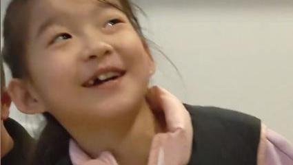 温馨！谢浩男抱妹妹坐车上睡着，兄妹俩侧脸一模一样，看哭了谢岳