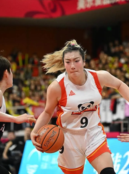 今晚19：30，在陕西省体育馆，宫鲁鸣教练带领中国女篮对战日本女篮，可惜看不到李