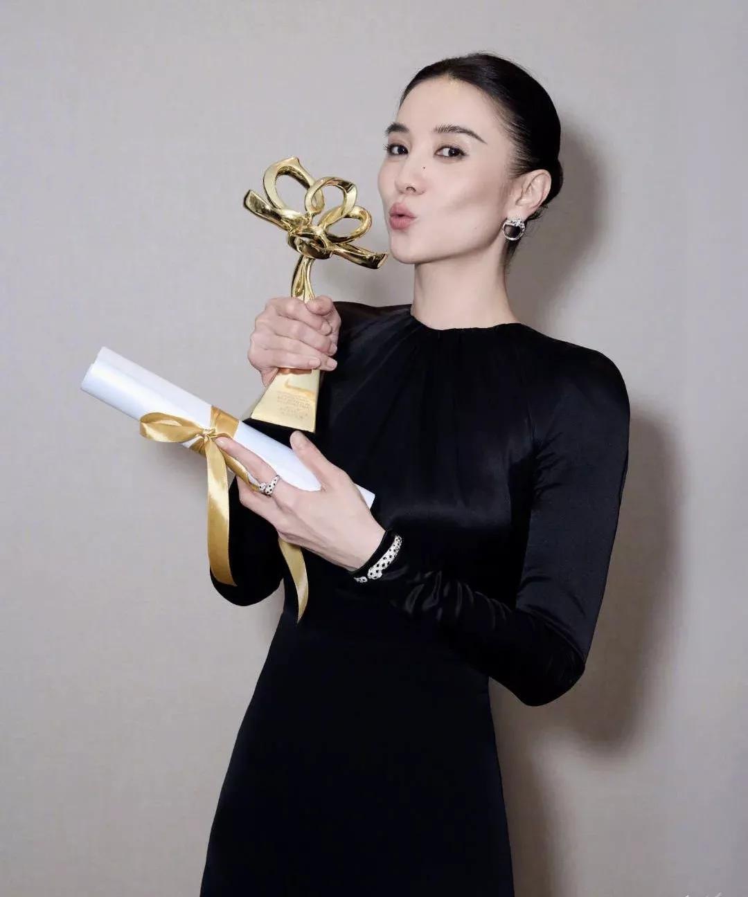 我有强烈的预感，
最迟明年，宋佳将会迎来
事业的最高峰，成为中国第6位
视后大满