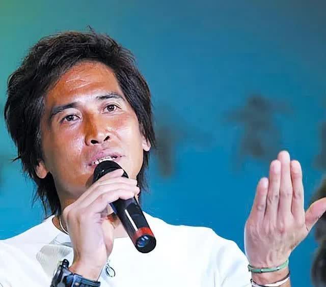 孙丽雅，一位比齐秦小24岁的歌手妻子，她天真浪漫、温婉大方，与齐秦展开忘年恋，并