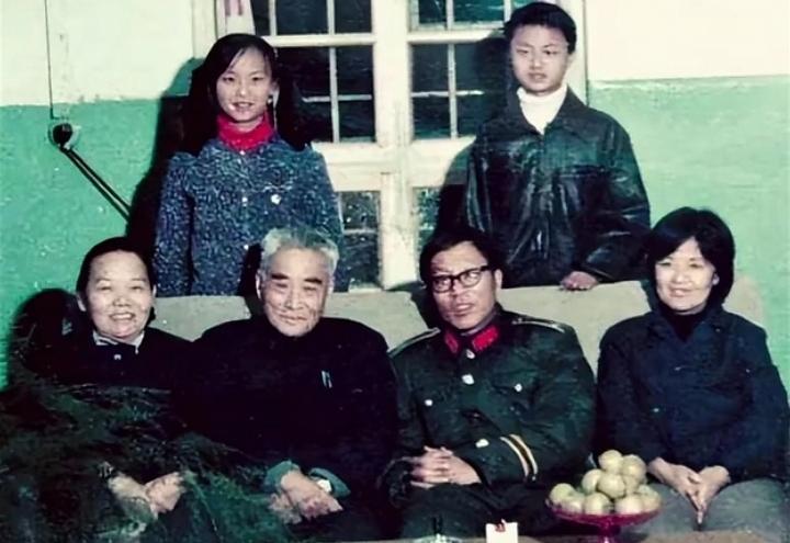 黄维和后娶的老伴史逸清与刘家树一家人的一张留影，刘家树曾是黄维在战犯管理所的管理