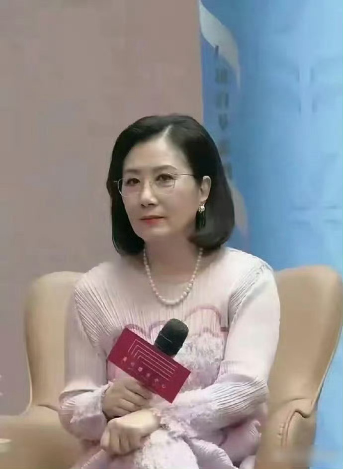 你敢相信这是快80岁的汪明荃，看起来好像40岁，这状态你信吗？ ​​​