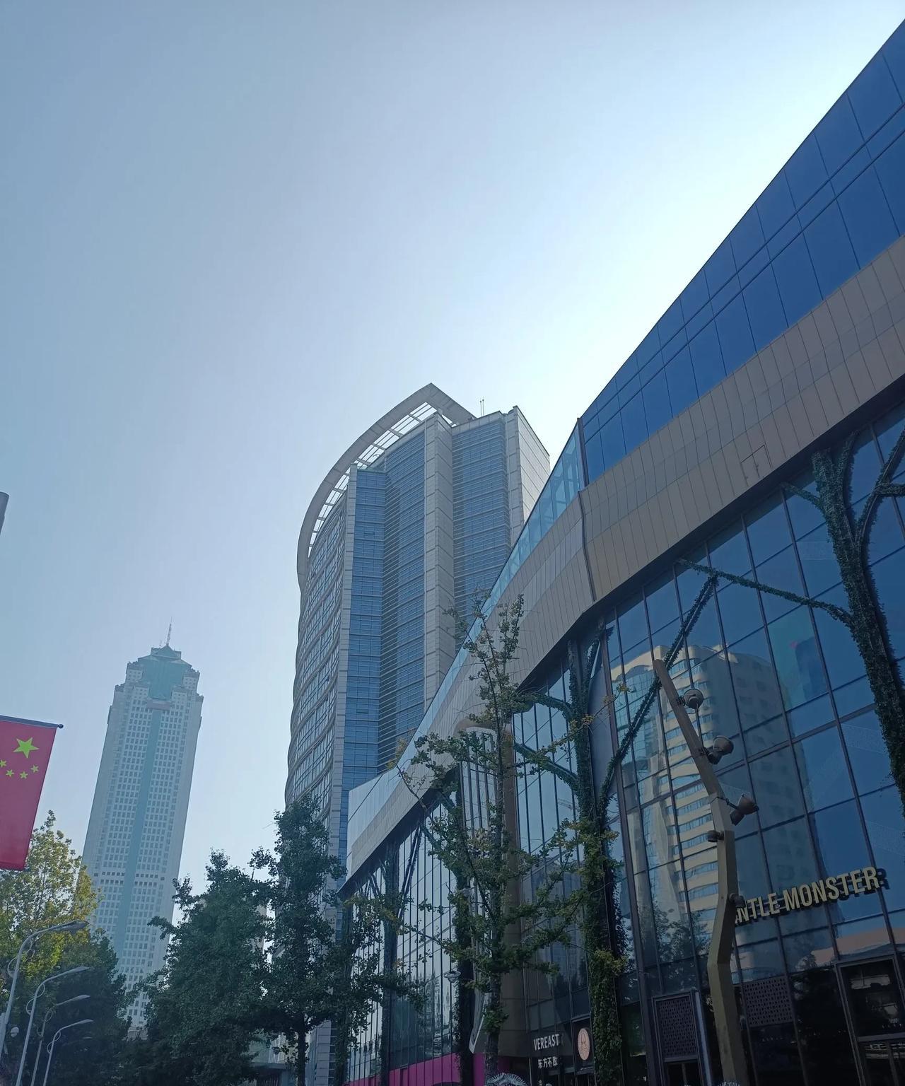 农村的孩子面临一个很尴尬的局面，他们是两不像，身份认同困惑。
他们在乡村出生，闻