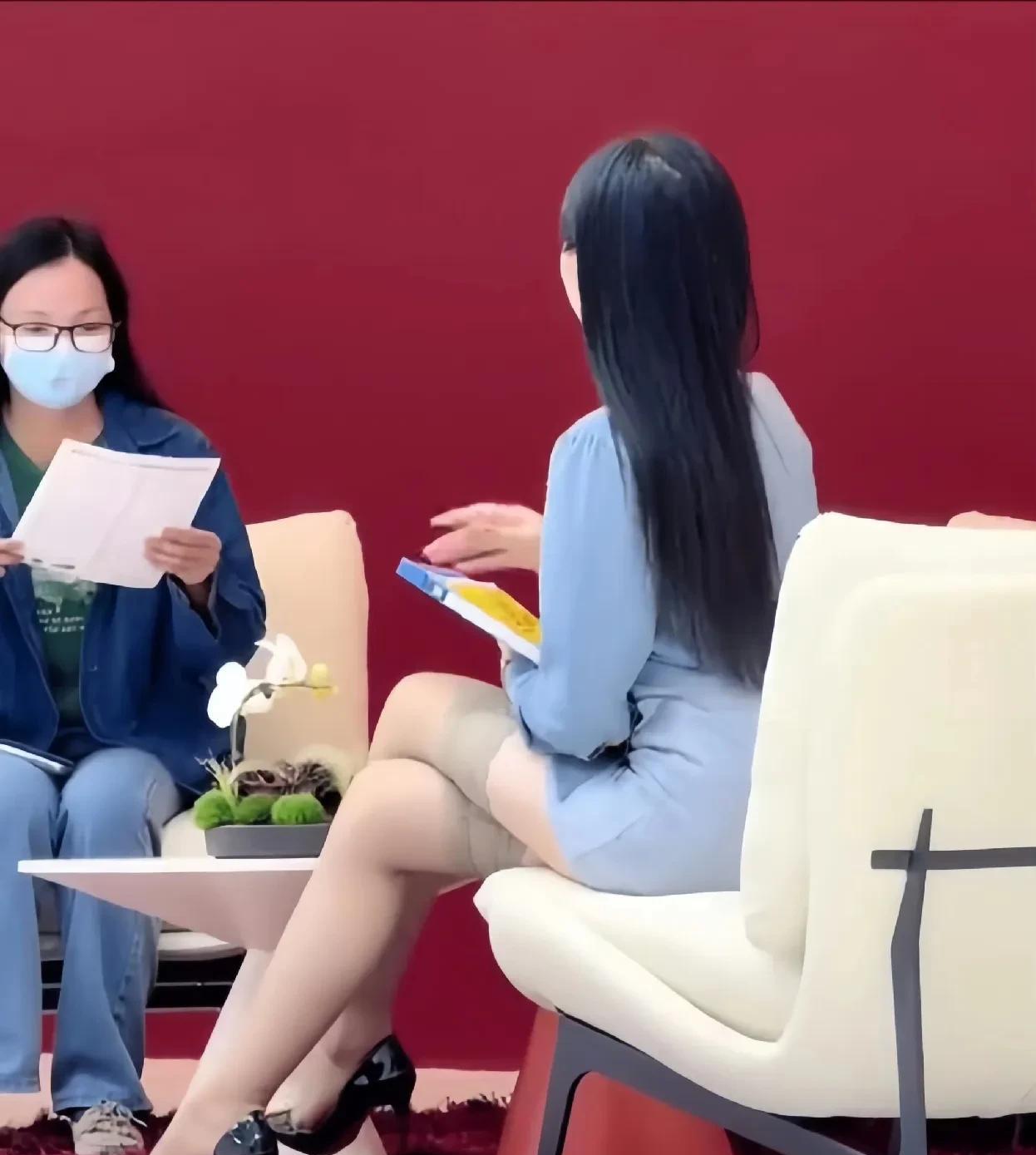 有谁知道，这是哪位主持人？照片中，这位主持人一袭浅蓝色套装勾勒出的身体曲线，看上