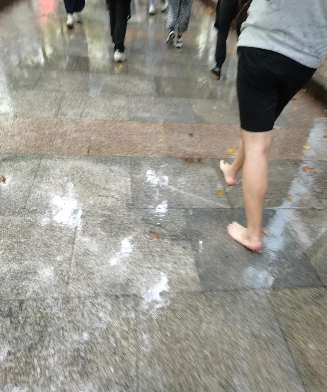 今天这雨下的有点意思，说大雨倾盆可能有点过，但绝是大雨滂沱。雨的规模，跟前两次雨