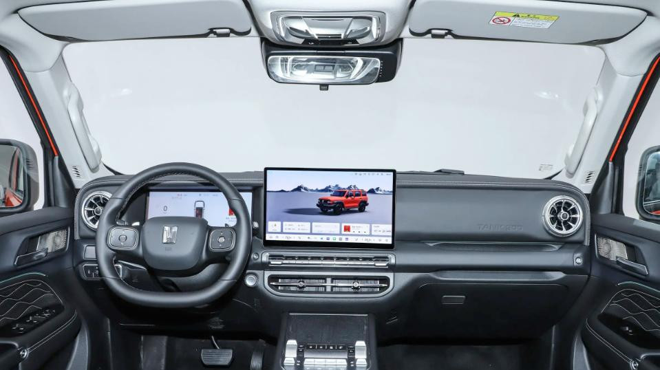 三种动力，换装大屏+怀档，新款坦克300改的不尽人意？