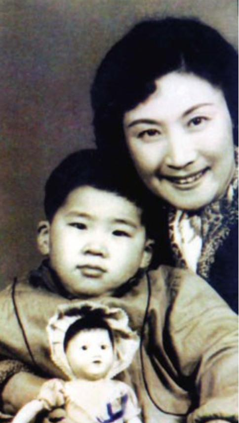 1966年，京剧界的璀璨明星言慧珠选择了结束自己的生命。临终前，她将手紧紧握住了