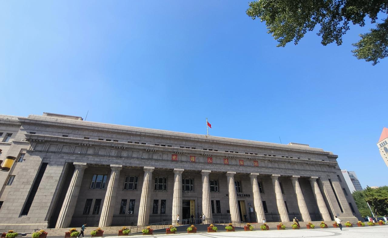 位于长春人民广场旁的伪满洲中央银行总行旧址，现在是工商银行人民广场支行的营业大厅