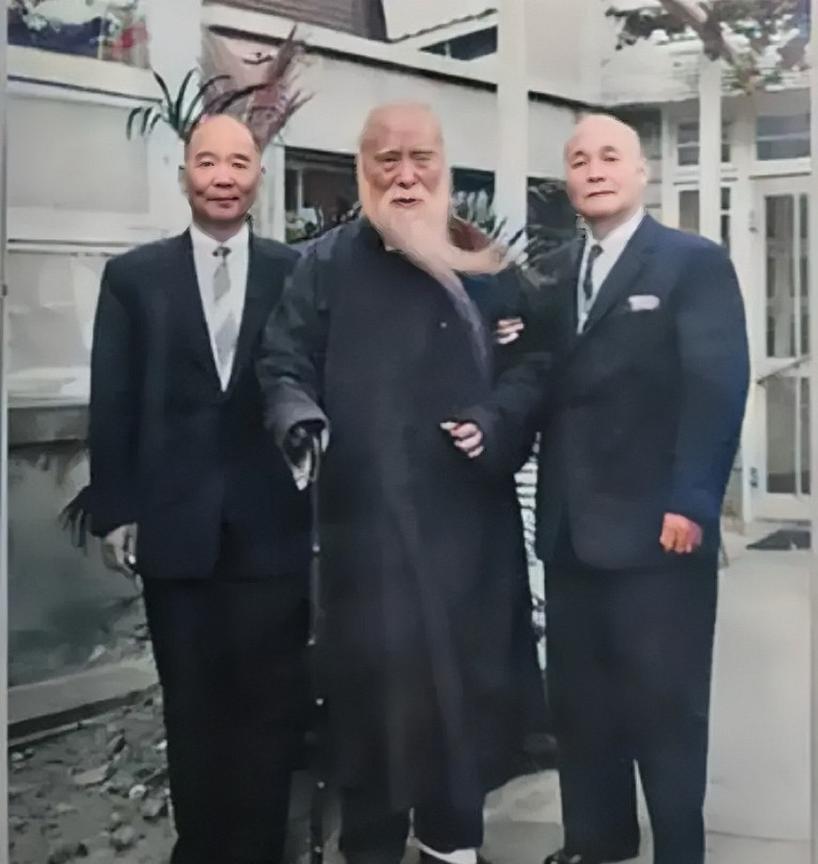 1958年，于右任80大寿，两位陕西老乡胡琏和刘玉章前来祝贺，于右任依然是一袭长