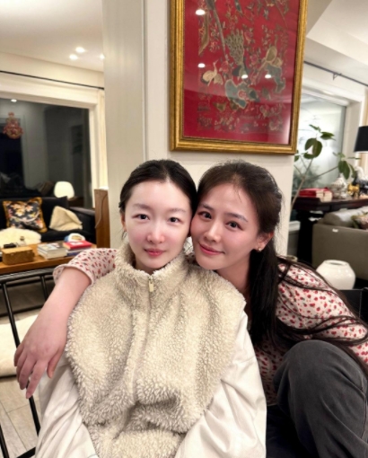 周冬雨晒与马思纯合影，小姐妹搂抱在一起感情还和10年前一样好，因戏结缘，娱乐圈的