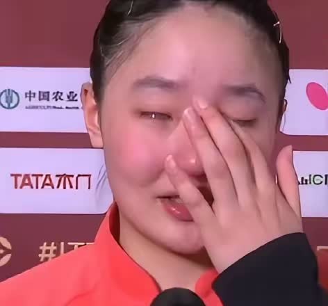 哭的太伤心了，
看着好无奈啊！
曼昱又把美和打哭了，这是我见过的张本美和哭的