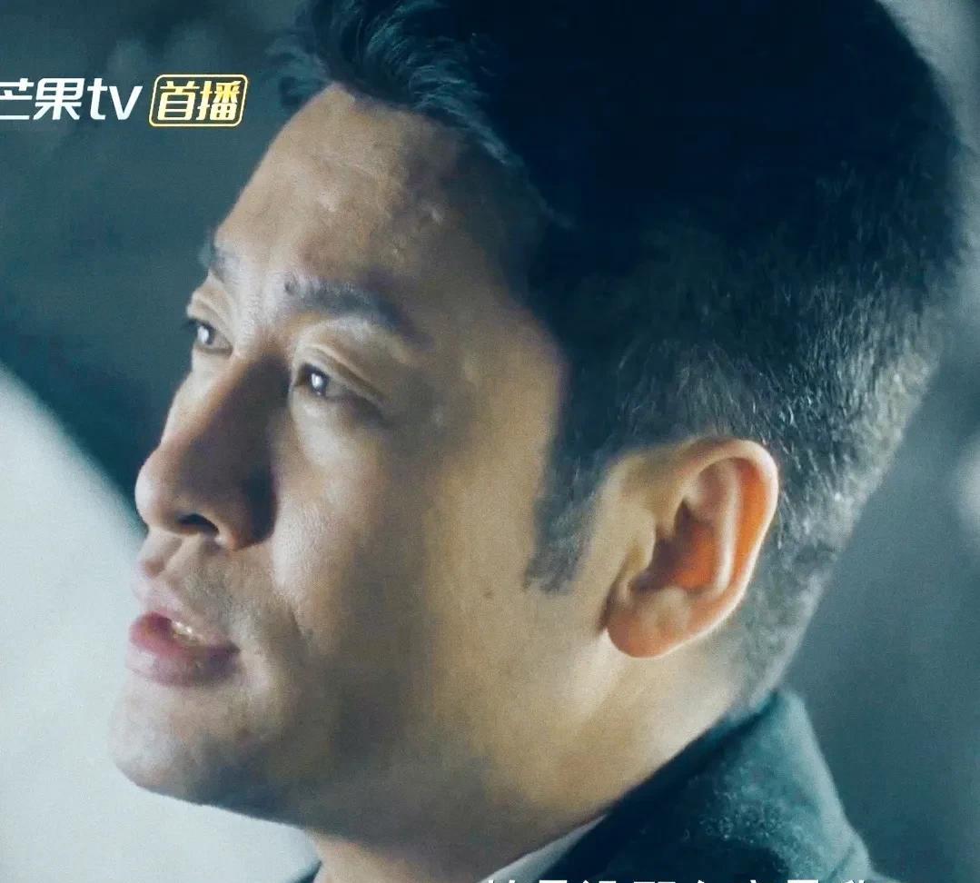 《潜渊》:中的“笑面虎”崔处长，程诚演绎双面间谍崔默，从兄弟到刽子手。
崔默的扮