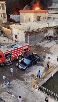 6月11日，车辆违停车主联系不上，阻碍消防车救火被群众合力掀翻。
广东中山市东凤
