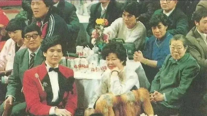 原配隐身女儿英年早逝，断言了费翔星途姻缘，母亲晚年却飘云朵上