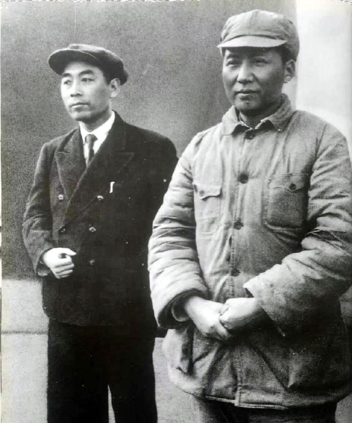 这是毛主席与周总理在一起。这张照片十分罕见。毛主席曾评价周总理身上有三大优点：一