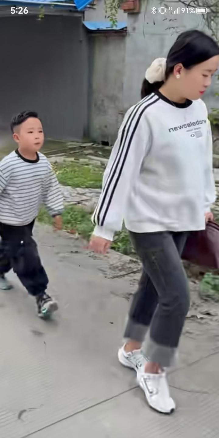 气死人不偿命，儿子跟妈吵完架后，妈妈不理儿子，径直往前走，儿子在后面喊妈妈，但是
