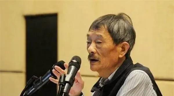 2014年，任正非花高价诚邀一位穿着布鞋的老头做代言人。结果，这位老头却说：“代