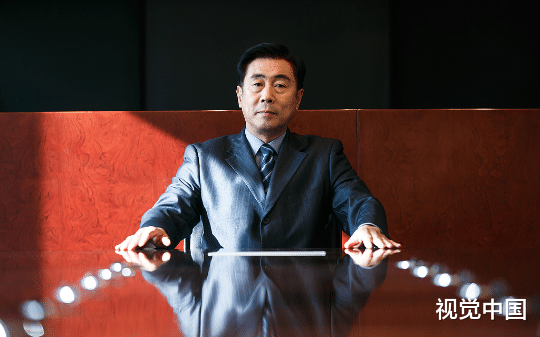 市长胡作非为惯了，竟对女军官动起歪脑筋，部队出手让他明白“军权”的含金量