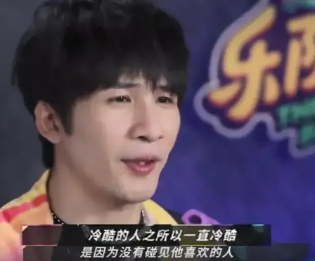 2001年，大张伟生日宴，摆了15桌，等到去结账时发现没带钱包，他让女友垫付，女