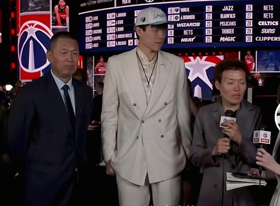 终于知道为什么杨瀚森能够在NBA选秀首轮就被选中了
听完他妈妈在NBA选秀现场的