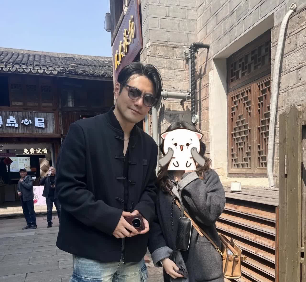 46岁严屹宽到台州旅游，他看起来好帅，保养得太好了，脸几乎没有皱纹，皮肉真紧致，