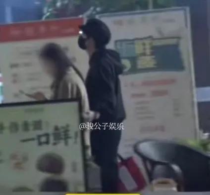 #郑业成和女生挽手出门##郑业成疑似恋爱#近日，八卦媒体拍到郑业成吃完饭出门，搂