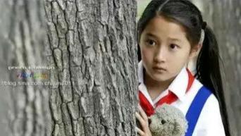 关晓彤再传分手！出道24年从“国民闺女”到淡颜女神，颜值几变？