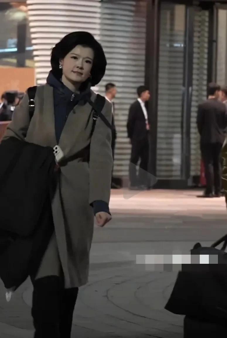 邹韵不愧外交顶级主持人，端庄又大方，气质不输董卿。给人一种即使是穿着正装也难掩身