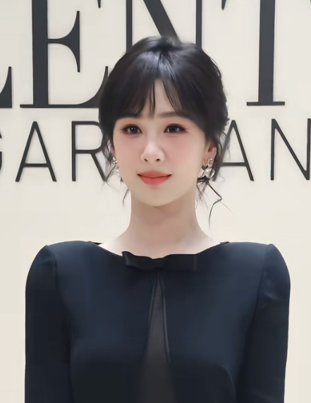 杨紫的美是独一份的！千金归来。
杨紫11.25活动造型令人惊艳，优雅有气质，有一