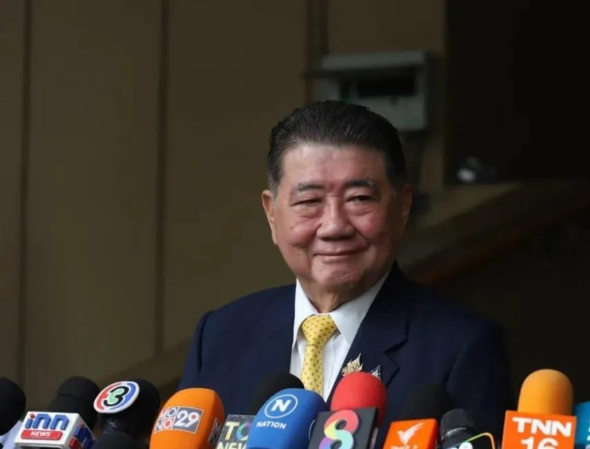 洪森在今天（6月27日），针对佩通坦和她父亲他信发表的激烈言论，又引发新的风波，