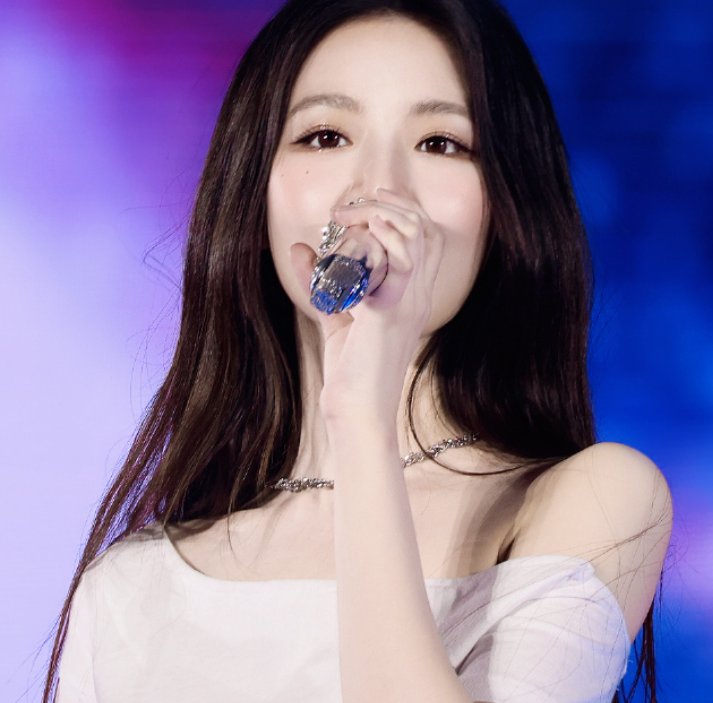 叶舒华的舞台妆造，整体的感觉还是很不错的，nice~