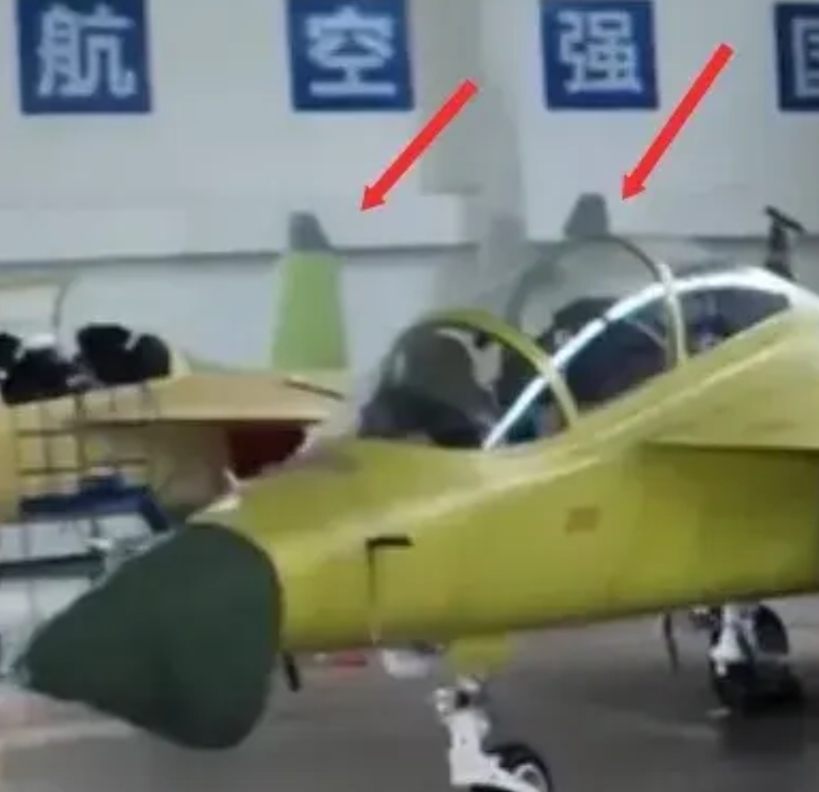 又是机库，央妈又搞了个声东击西……

央妈又一次上演了主角与配角的故事，最终还是