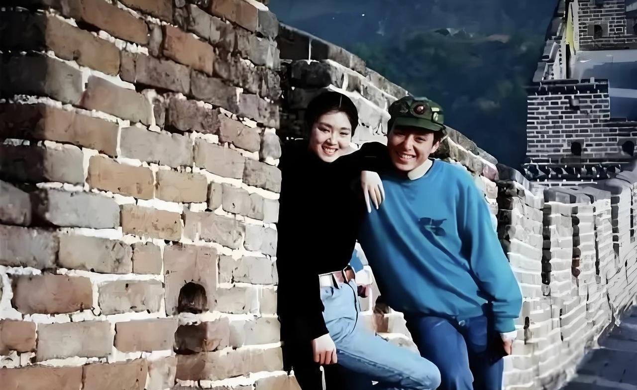 #秋日生活打卡季#
看这一对俊男靓女，才子佳人，在古老长城上，笑得是多么的开心啊
