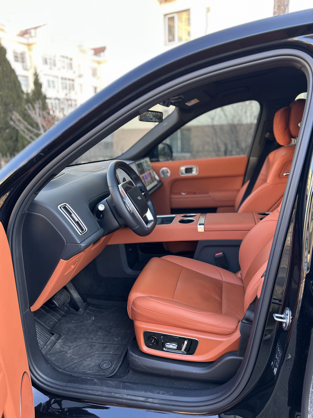 试驾理想享受移动的家
原本想着试驾问届系列，奈何没有意向车型，转而看向了同样系列