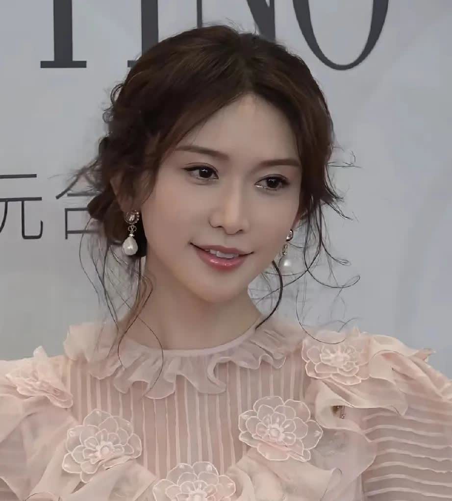 北京电影节的林志玲太漂亮了
不查不知道，一查才发现她竟然五十岁了，再查她的保养