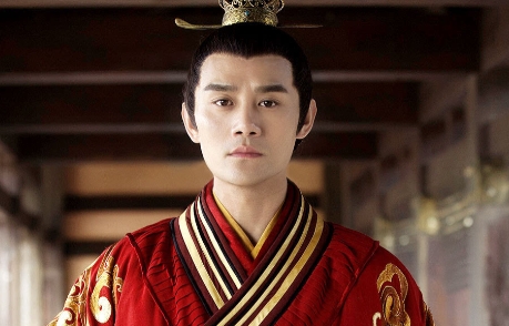 2015年，王凯凭借《琅琊榜》大火，母亲打电话过来管他要200张签名照，还嘱咐，