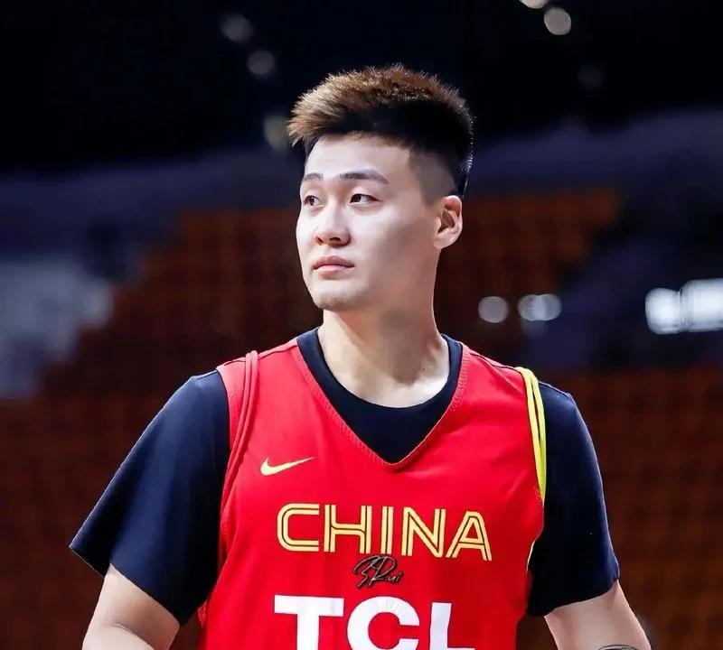赵睿加盟北京男篮已经板上钉钉，网友还有什么质疑的，小编说过赵睿在新疆过得不开心，