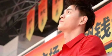 孙杨在泳坛的辉煌有目共睹，他的实力和拼搏精神令人钦佩。听说他要跨界打篮球，真的超