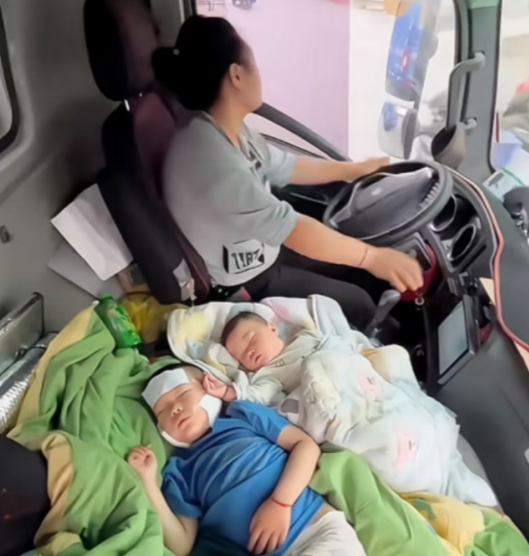 “这个女人疯了！”近日爆出，货车女司机离婚带俩娃，为了养孩子贷款买货车，让孩子睡