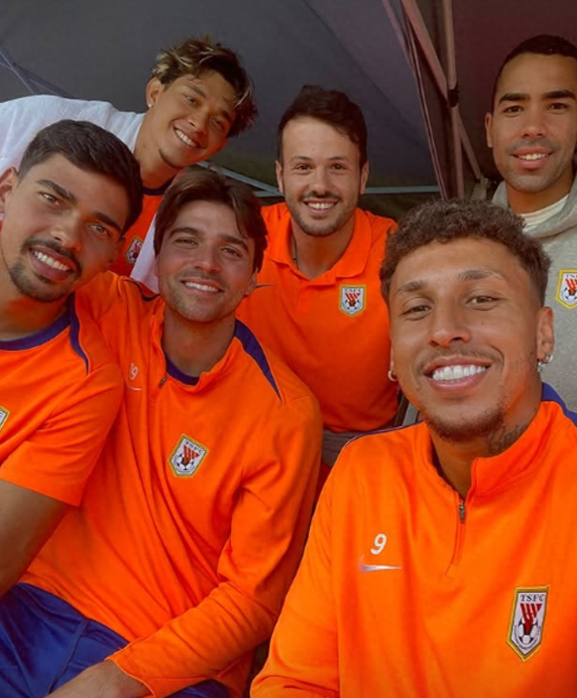 克雷桑回来了。1月27日，这名效力于泰山队的巴西前锋，在社交媒体上晒出合影，泽卡