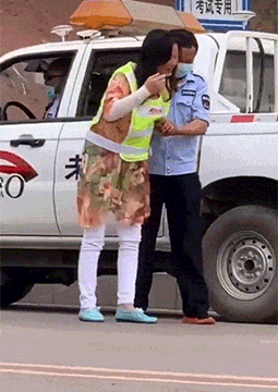 学车真不容易，看把妹子吓成什么样了