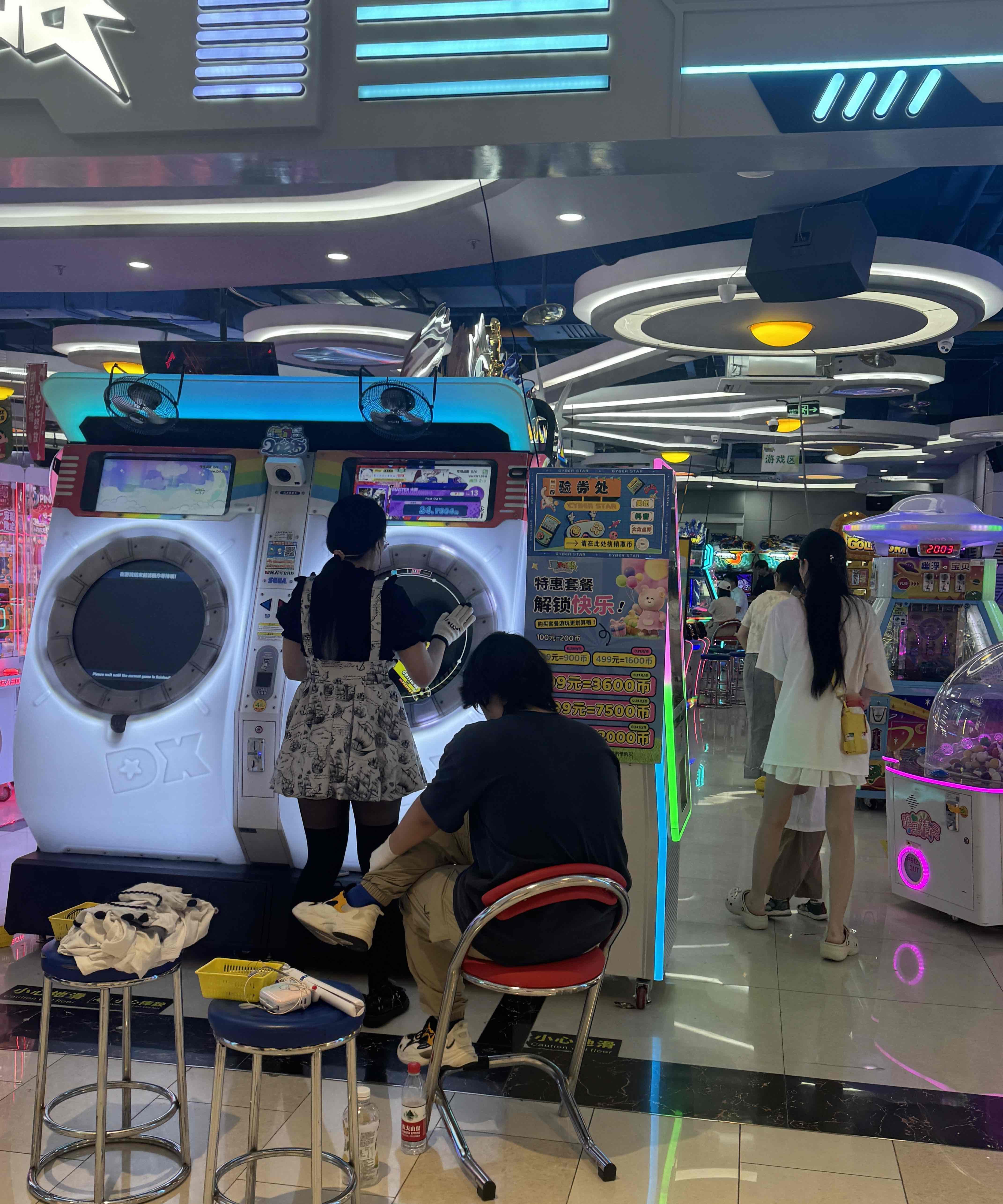 我姐今年43岁，去年劝她不要生二胎，她不听，谁知去年怀上了，今天生了个二胎儿子，
