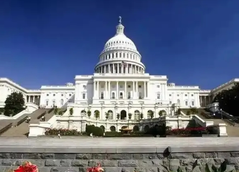 白宫上演惊魂一刻，特朗普突袭式发难南非总统，外交风度尽失。这场风波让美南关系瞬间