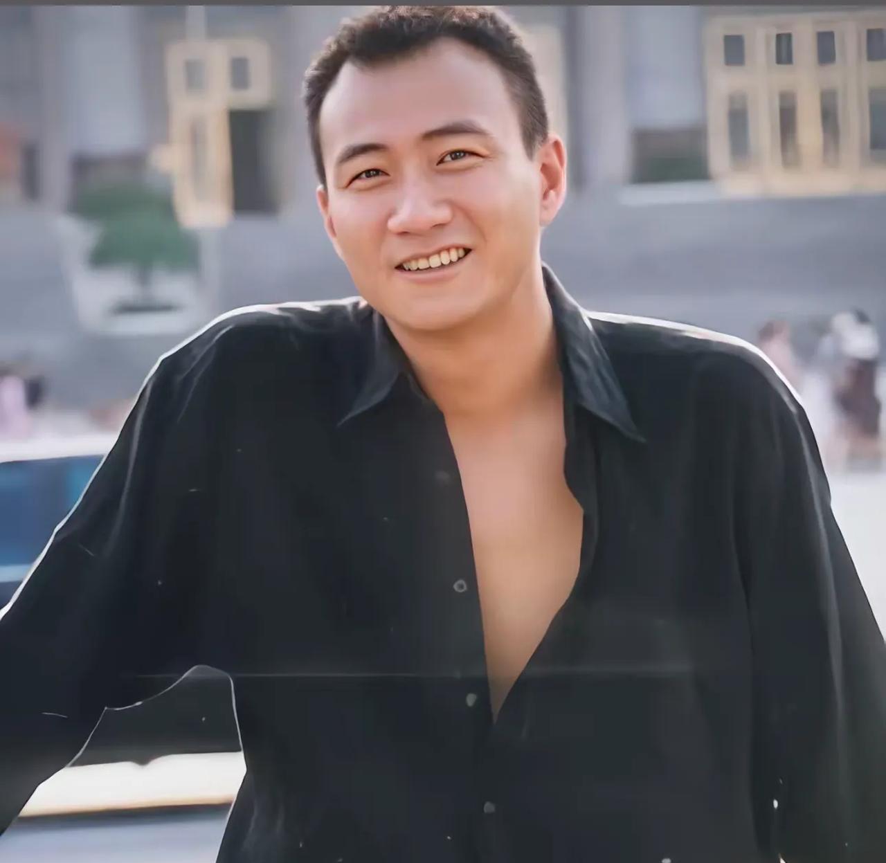 演员胡军说，记得第一次去香港娱乐圈的时候，我这种款式的，把整个香港男明星搞得都快